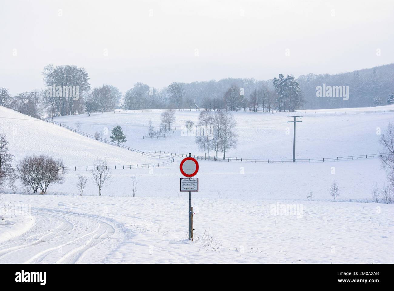 Paese collinare innevato, che serve da pascolo in estate ed è fronteggiato dal cartello tedesco n. 250 "traffico vietato per veicoli di ogni tipo". Foto Stock