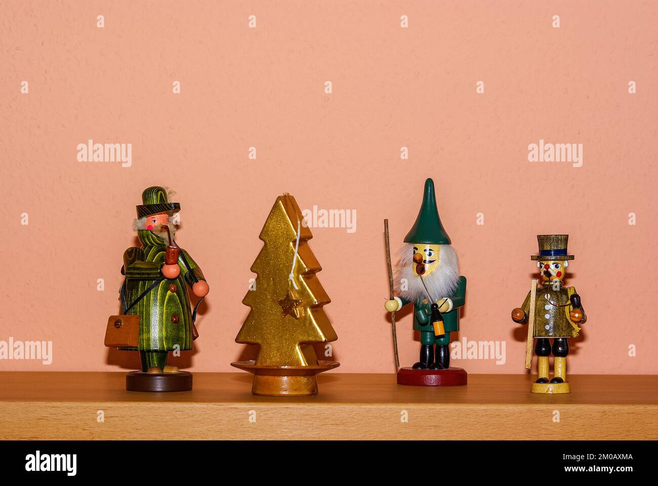 Decorazione natalizia composta da tre fumatori di incenso e una candela a forma di abete, su una mensola come stand. Foto Stock