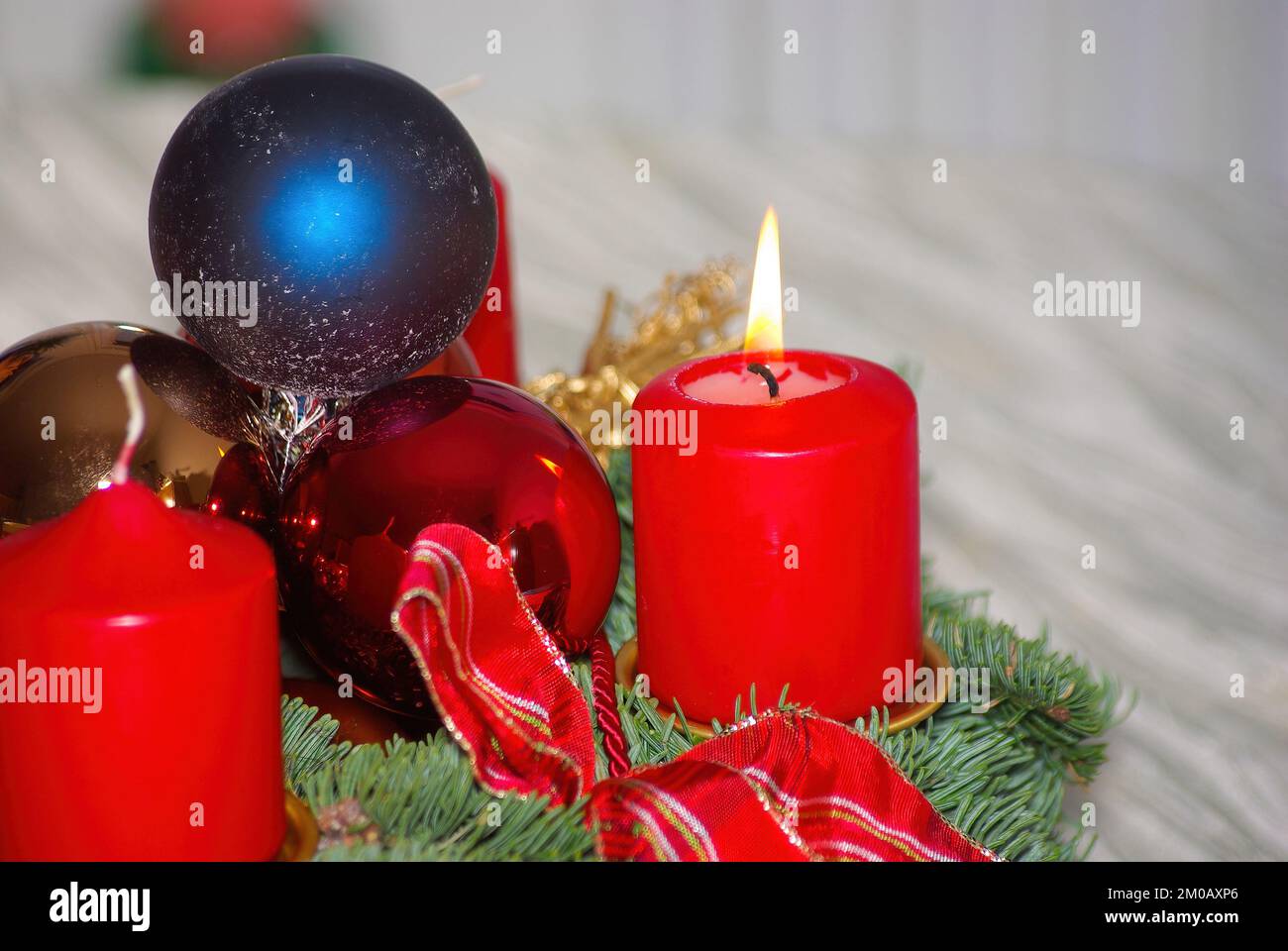 Decorazione di Natale, corona di Avvento con candela bruciante, concetto di Natale e la stagione dell'Avvento. Foto Stock