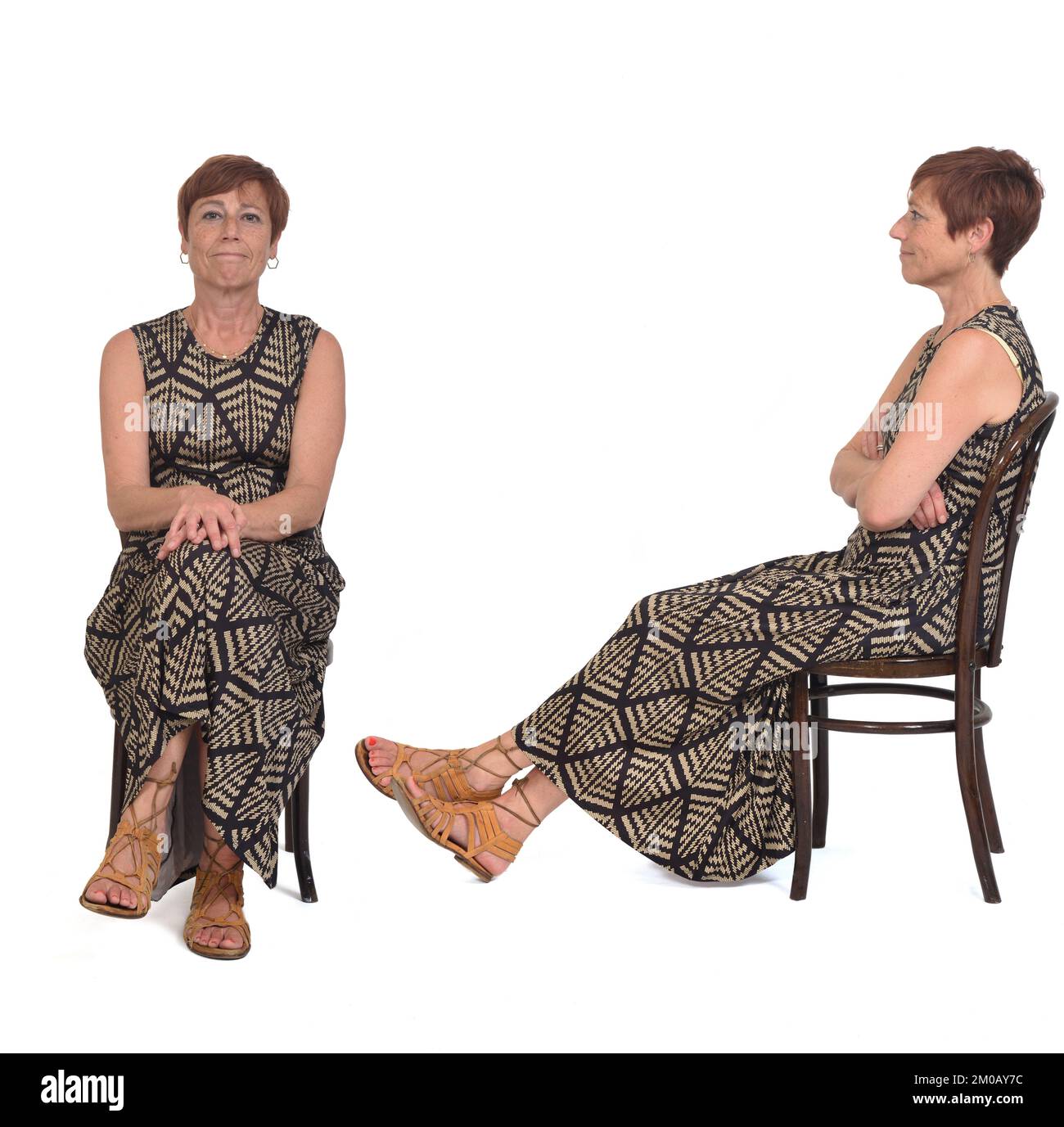 vista frontale e laterale delle stesse donne di mezza età sedute su sedia su sfondo bianco Foto Stock