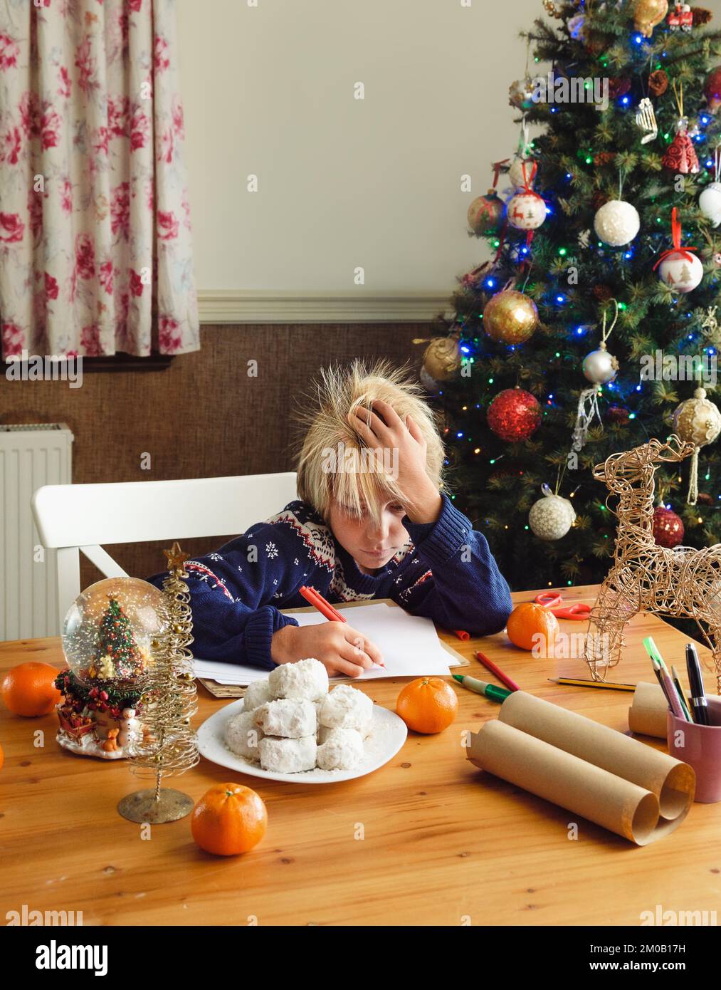 Lettera di scrittura del capretto a Santa Clause. Foto Stock