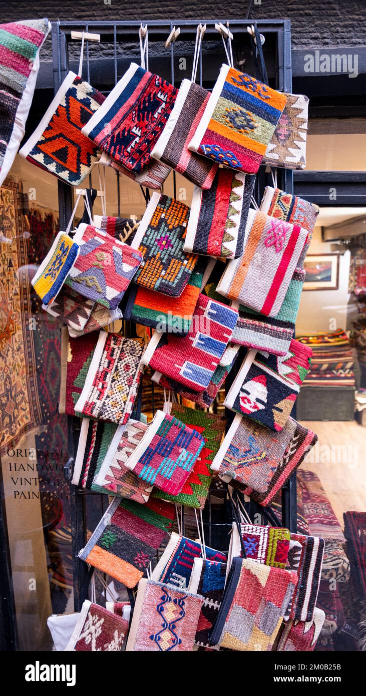 Piccole borse a portafoglio preparate con metodi di tessitura tradizionali,  prodotti d'arte turchi tessuti a mano venduti nei quartieri turistici di  Istanbul Foto stock - Alamy