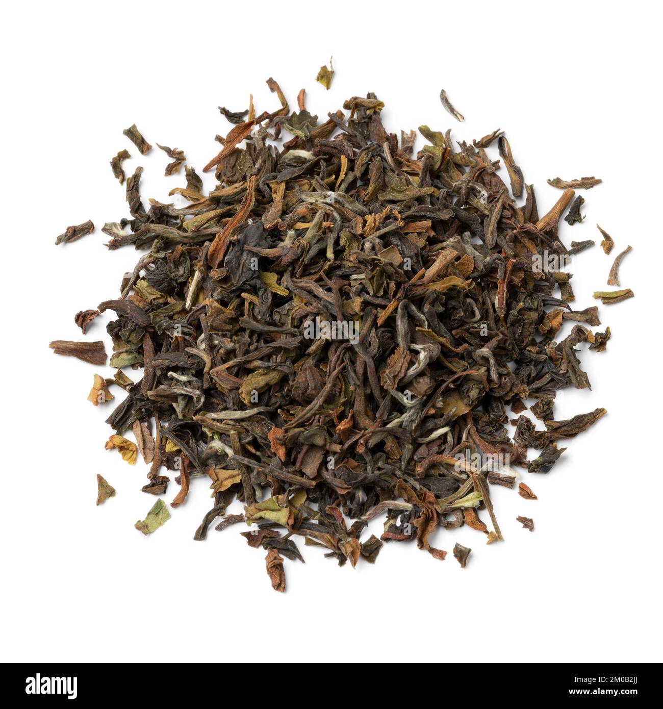 Mucchio di tè Rungmook Darjeeling foglie di tè essiccato primo piano isolato su sfondo bianco Foto Stock