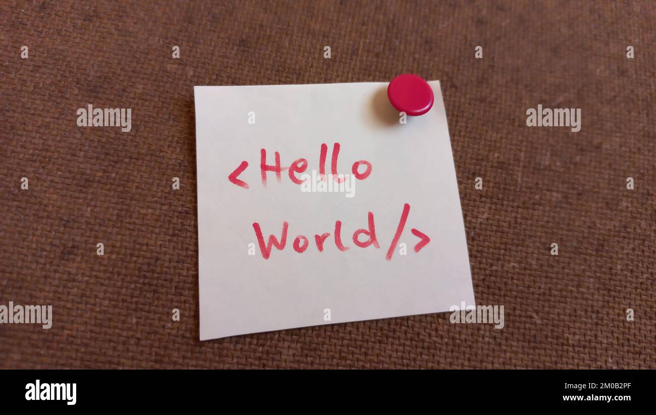 Testo rosso Ciao mondo su note adesive Foto Stock