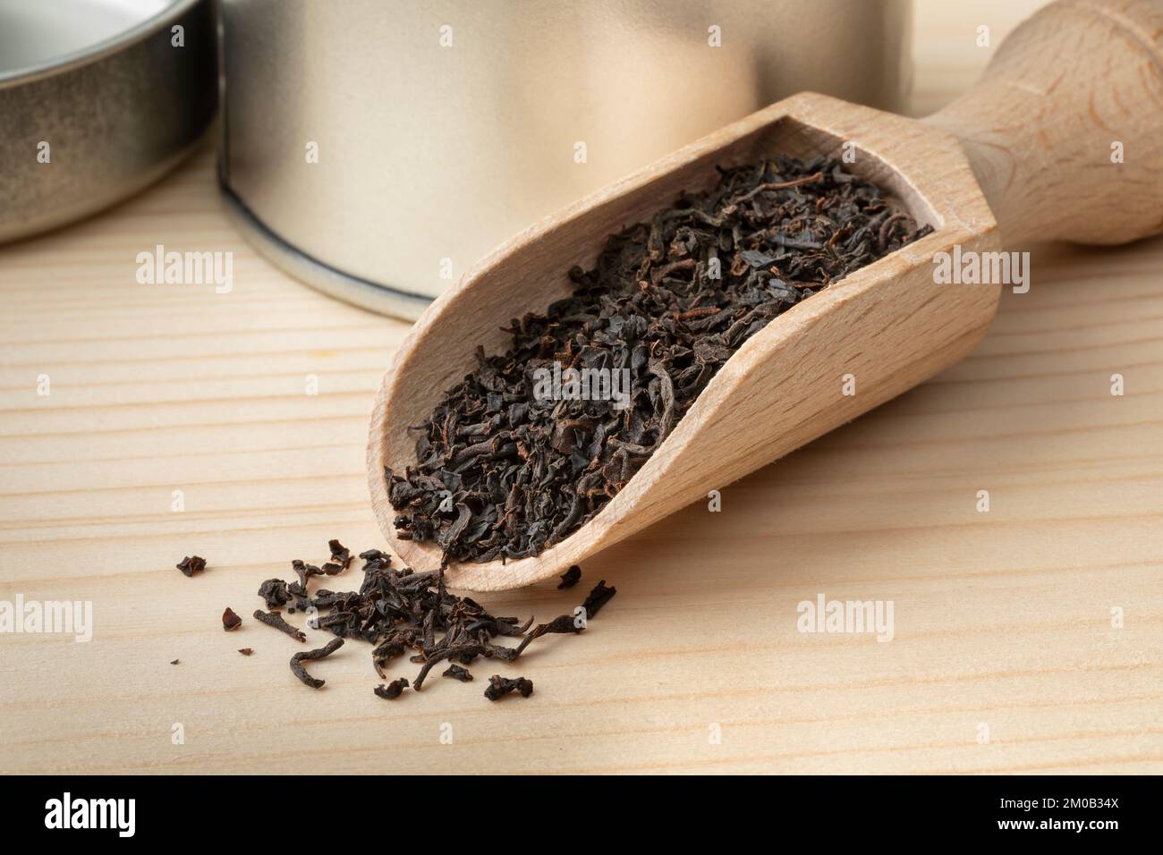 Scootb di legno con foglie di tè secco Uva Highlands, Ceylon Pekoe, da vicino Uva Foto Stock