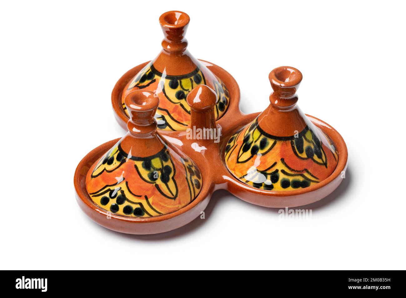 Tradizionale ceramica marocchina pepe, sale e cumino posto isolato su sfondo bianco Foto Stock