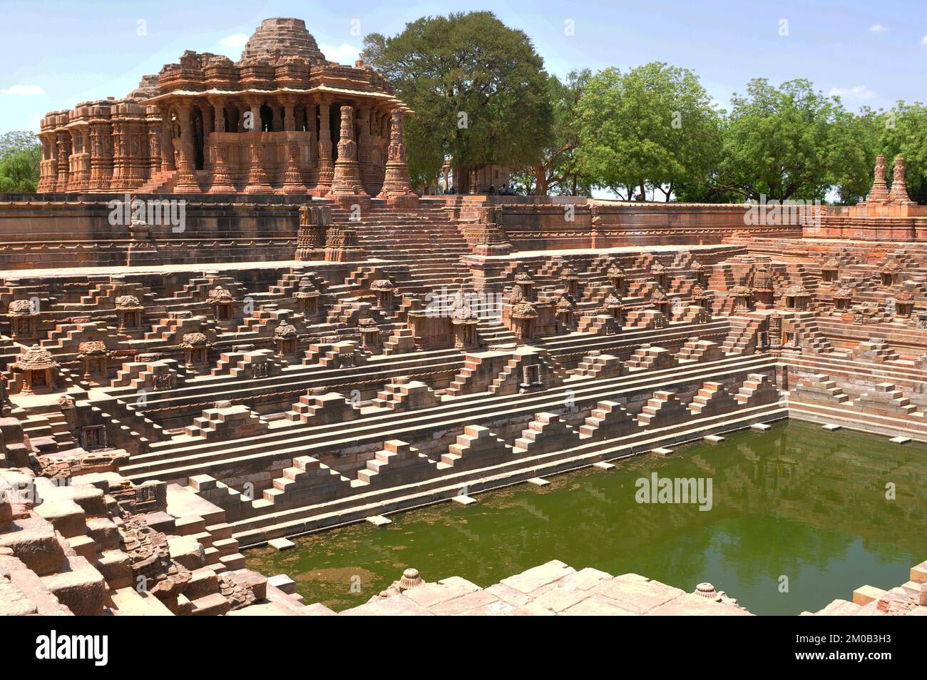 Il tempio del sole in arenaria a Modhera a Gujarat, India, costruito nel 1027 d.C. dal re Bhimdev Foto Stock