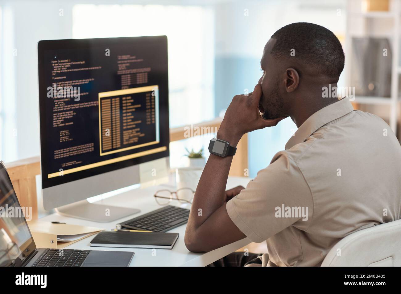 Responsabile del software che controlla il codice di programmazione sullo schermo del computer Foto Stock