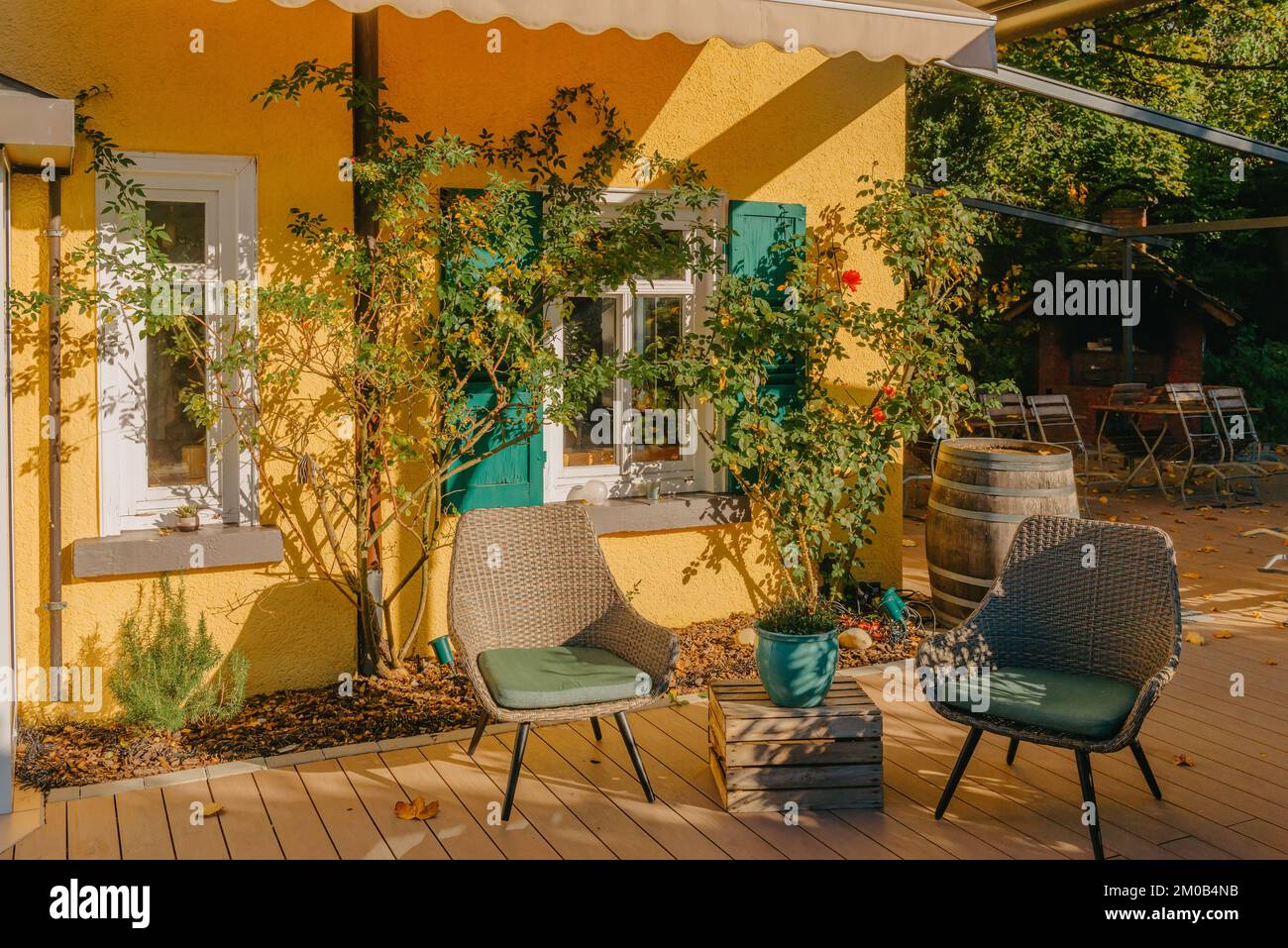 Immagine di tavoli da caffè vuoti disposti nel cortile di una casa. Autunno in Germania, Europa. Tavolo all'aperto in Street cafè. Caffè all'aperto autunnale in legno Foto Stock