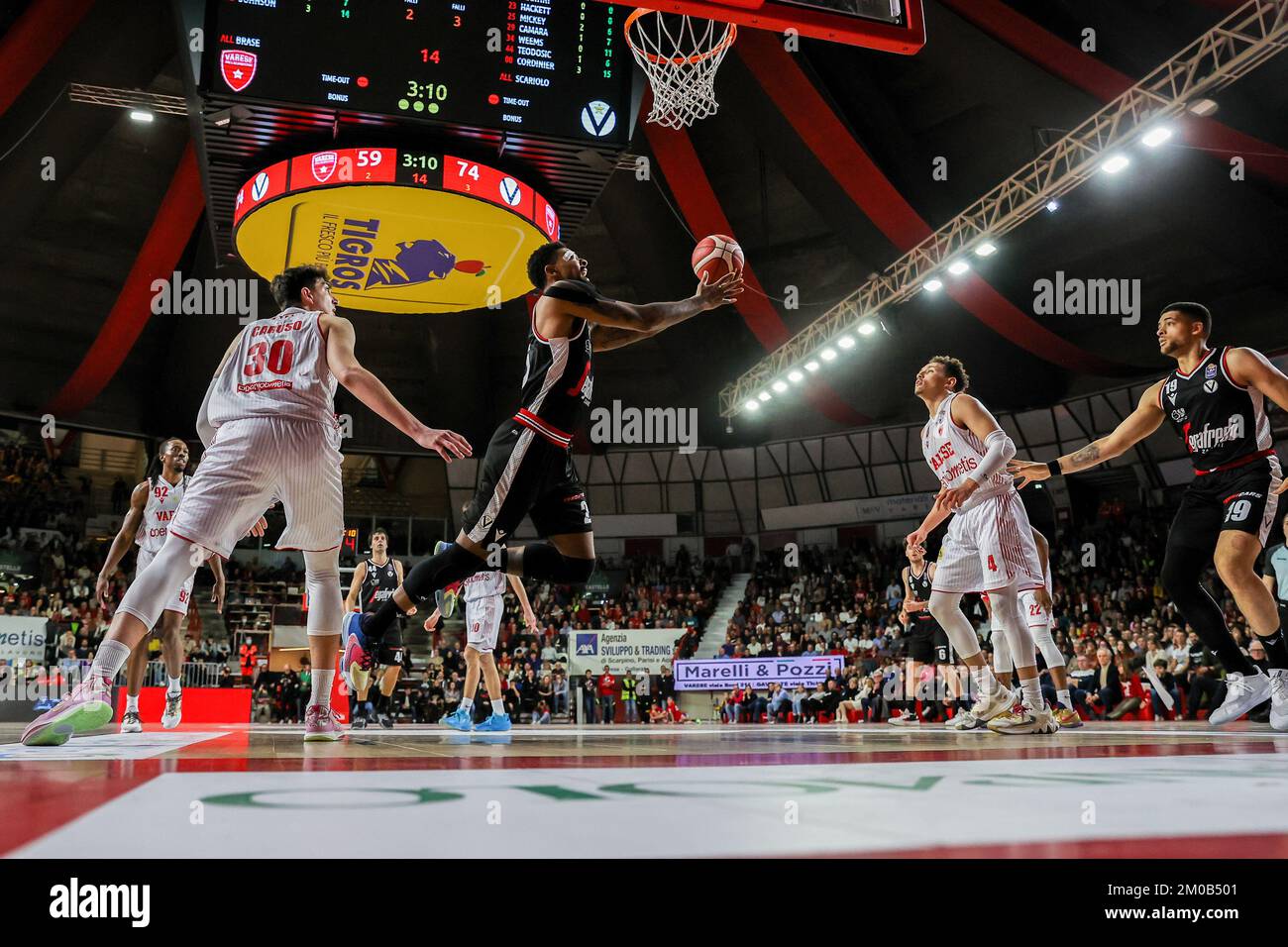 Varese, Italia. 04th Dec, 2022. Jordan Mickey (R) #25 di Virtus Segafredo Bologna e Guglielmo Caruso (L) #30 di Pallacanestro Varese OpenJobMetis in azione durante il LBA Lega Basket Un gioco di Stagione 2022/23 tra OpenJobMetis Varese e Virtus Segafredo Bologna all'Enerxenia Arena. (Punteggio finale; Varese 100 | 108 Bologna). (Foto di Fabrizio Carabelli/SOPA Images/Sipa USA) Credit: Sipa USA/Alamy Live News Foto Stock