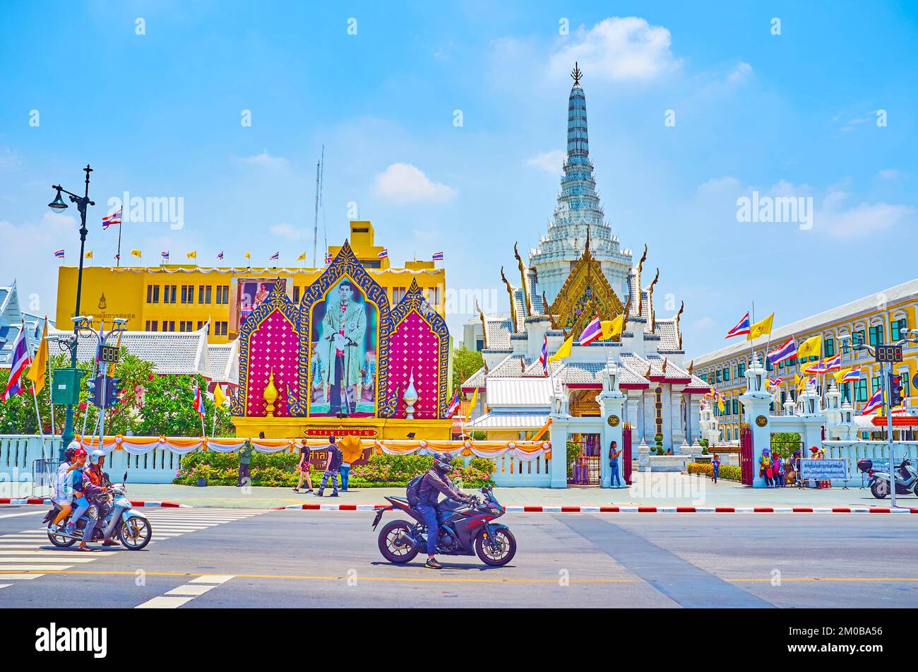BANGKOK, THAILANDIA - 23 APRILE 2019: La scena urbana nel cuore di Bangkok, con il Santuario del pilastro della città sullo sfondo, il 23 aprile a Bangkok Foto Stock