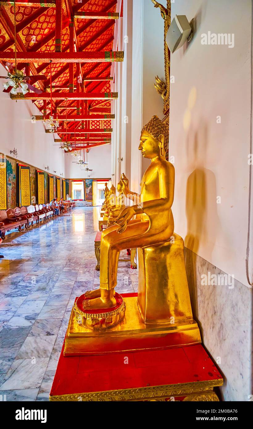 BANGKOK, THAILANDIA - 23 APRILE 2019: La linea di Buddhar seduto nel corridoio del tempio di Ubosot nel complesso di Wat Chana Songkhram, il 23 aprile a Bangko Foto Stock