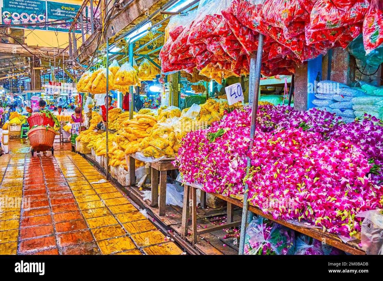 BANGKOK, THAILANDIA - 23 APRILE 2019: I mucchi di fiori di marigolds e orchidee sui tavoli in Pak Khlong Talat mercato dei fiori Foto Stock