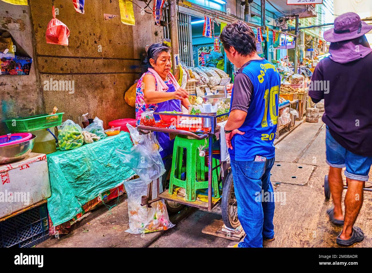 BANGKOK, THAILANDIA - 23 APRILE 2019: Il piccolo carrello di cibo di strada in vicolo shabby di Pak Khlong Talat Flower Market, il 23 aprile a Bangkok Foto Stock