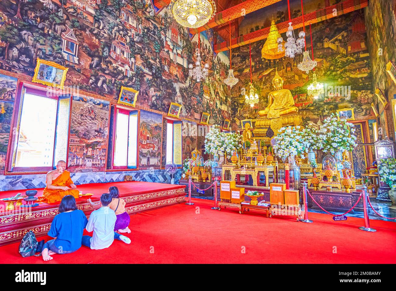 BANGKOK, THAILANDIA - 23 APRILE 2019: Devoti della benedizione monaco di Bhikkhu a Ubosot del tempio di Wat Arun, il 23 aprile a Bangkok, Thailandia Foto Stock