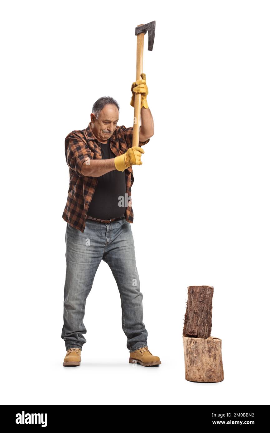 Foto a tutta lunghezza di un uomo che taglia un tronco d'albero con un'ascia isolata su sfondo bianco Foto Stock