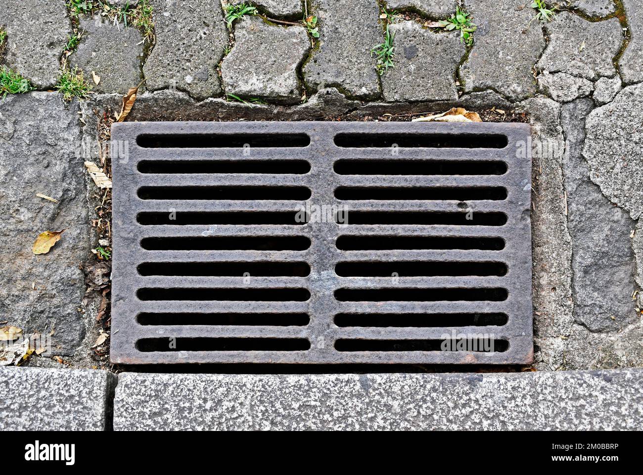 Scaricare l'acqua sulla strada a Teresopolis, Rio de Janeiro, Brasile Foto Stock