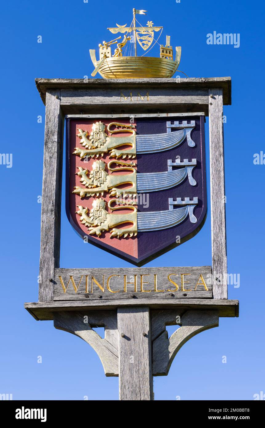 Winchelsea East Sussex Vecchio stile villaggio segno post città segno per Winchelsea contro un cielo blu Winchelsea Sussex Inghilterra UK GB Europa Foto Stock