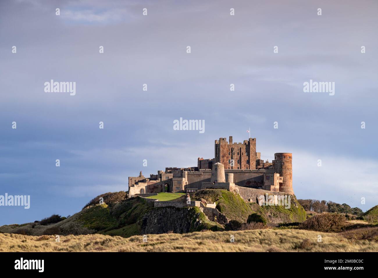 Castello di Bamburgh sulla costa orientale di Northumberland, Inghilterra Foto Stock