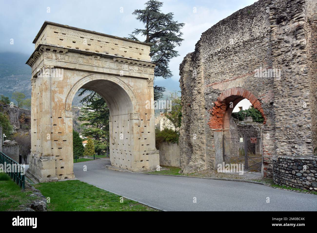 Susa, Piemonte, Italia -10-22-2022- l'arco trionfale romano in onore di Ottaviano Augusto databile al 1st° secolo d.C. Foto Stock