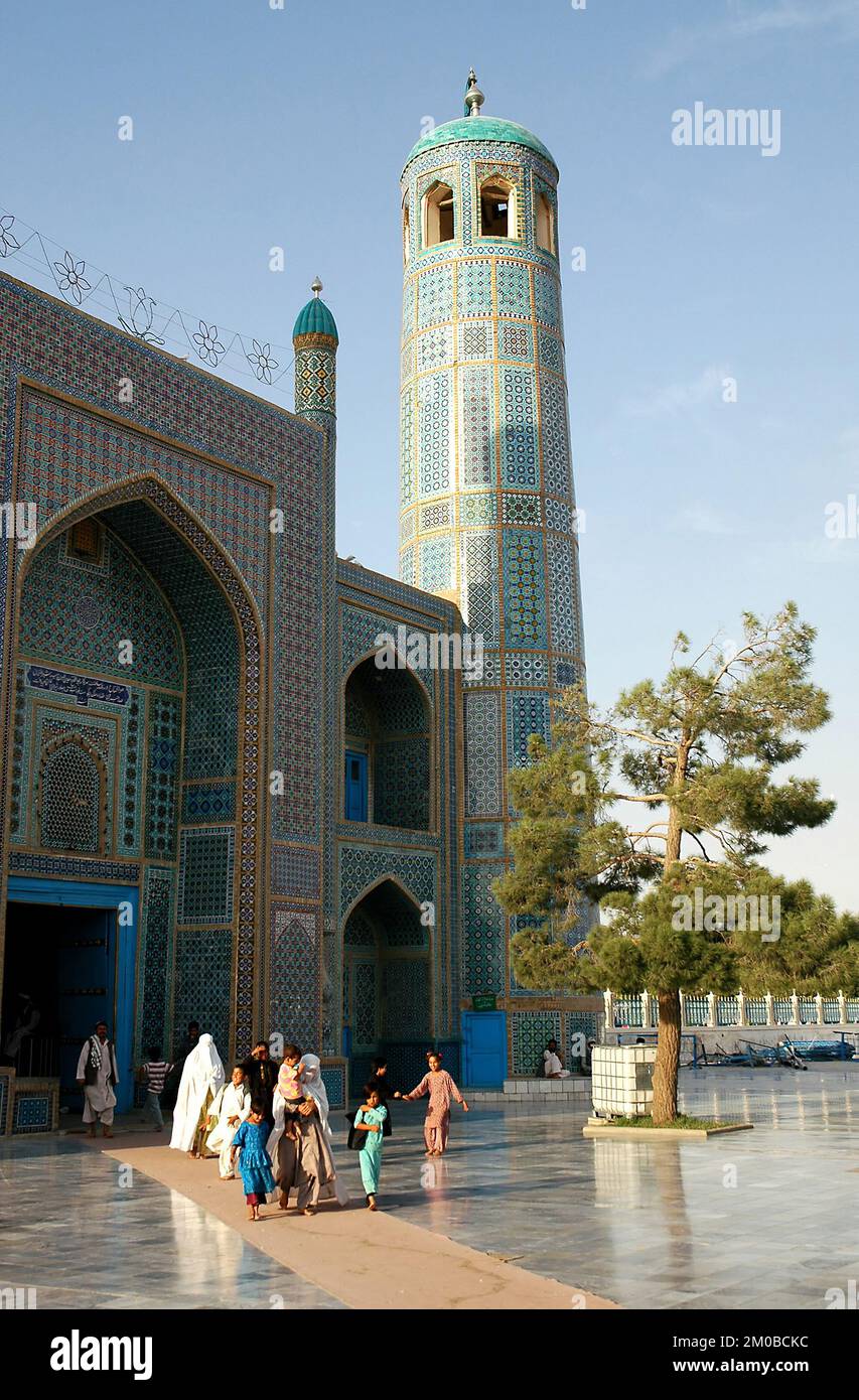 Mazar-i-Sharif, Provincia dei Balcani / Afghanistan: Una famiglia lascia la Moschea Blu a Mazar i Sharif. Foto Stock