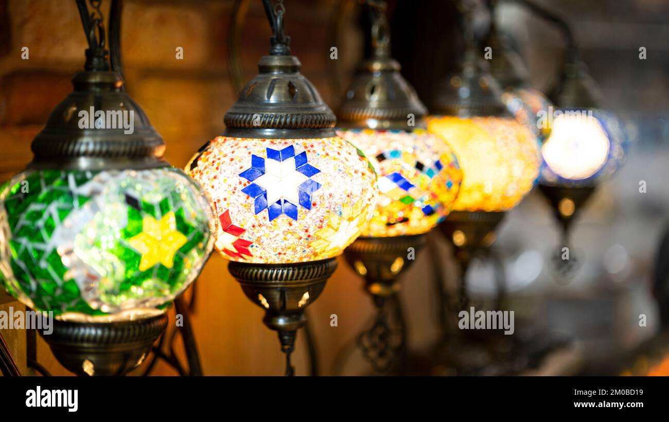 Prodotti per l'illuminazione venduti nel Grand Bazaar di Istanbul, lampade turche tradizionali, regali turistici Foto Stock