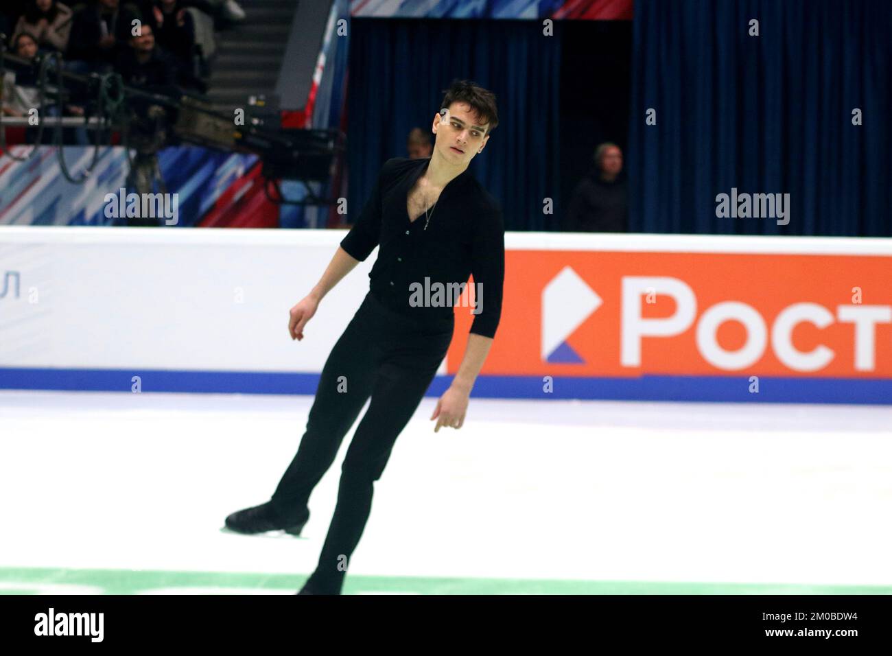 San Pietroburgo, Russia. 04th Dec, 2022. Makar Ignatov si esibisce durante i Campionati di Pattinaggio di figure russe del 2022 al Palazzo dello Sport di Yubileyny. Credit: SOPA Images Limited/Alamy Live News Foto Stock