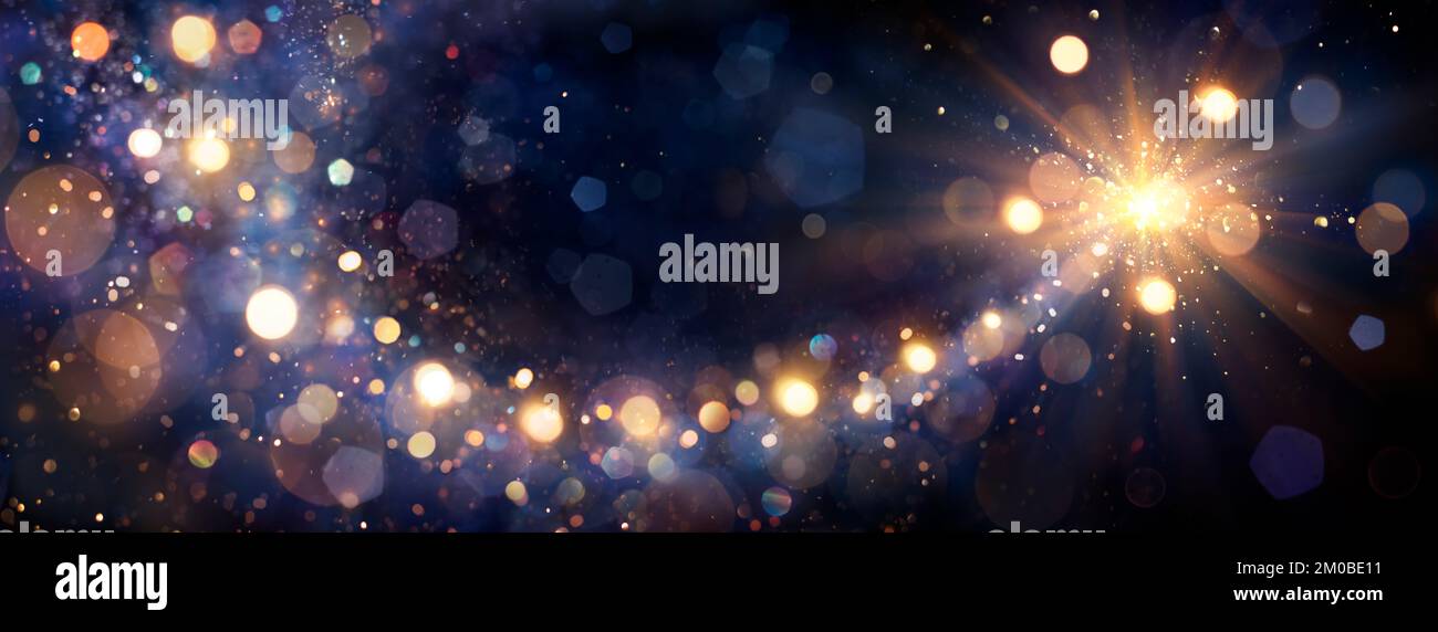 Stella di Natale con luci scintillanti sfocate in Abstract Blue Night Foto Stock