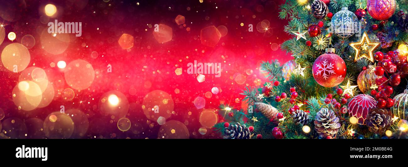 Le candele dell'Avvento bruciano al buio con le luci sfocate astratto Foto Stock