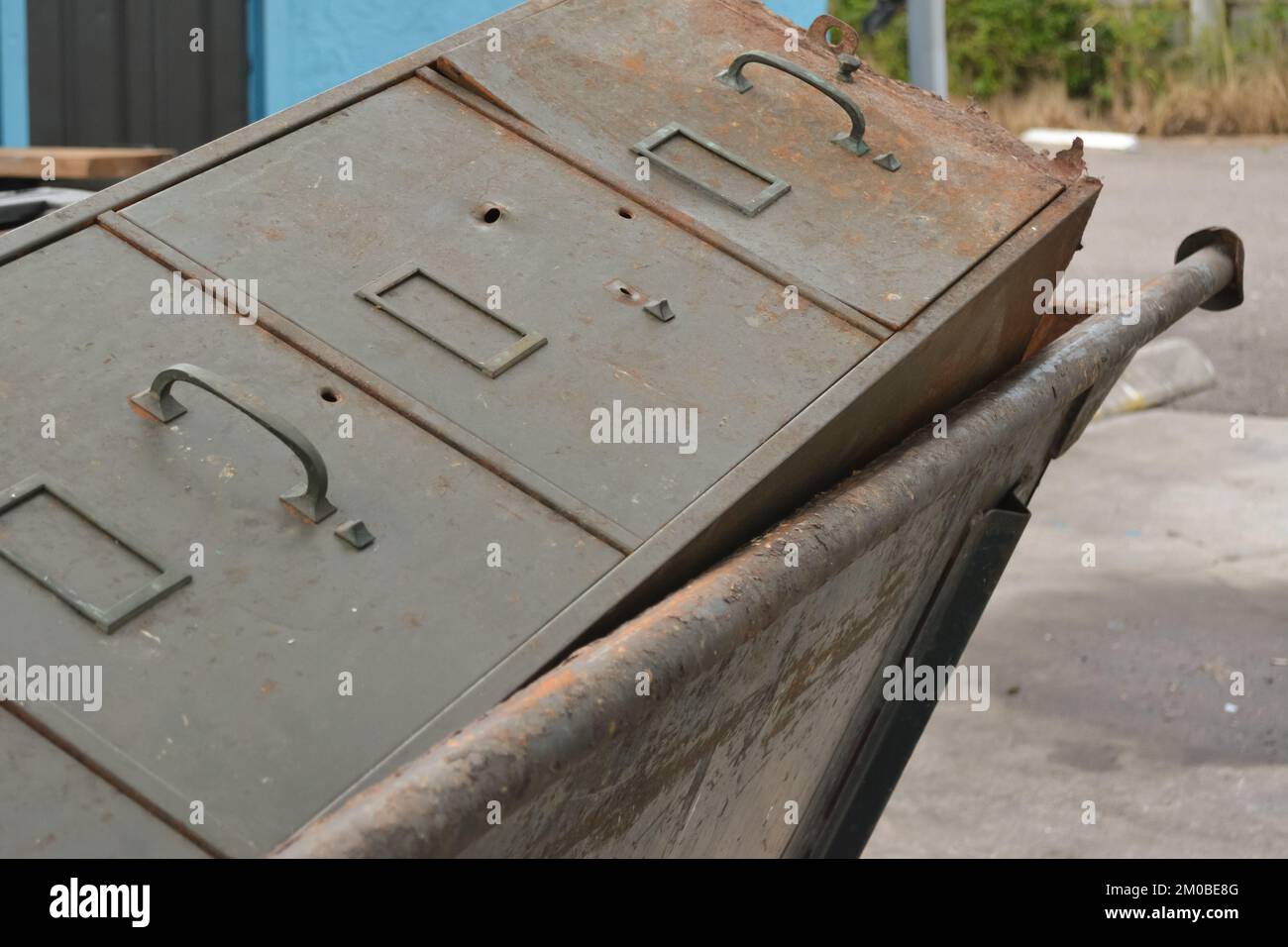 vecchio archivio dati arrugginito file cabinet in un dumpster Foto Stock