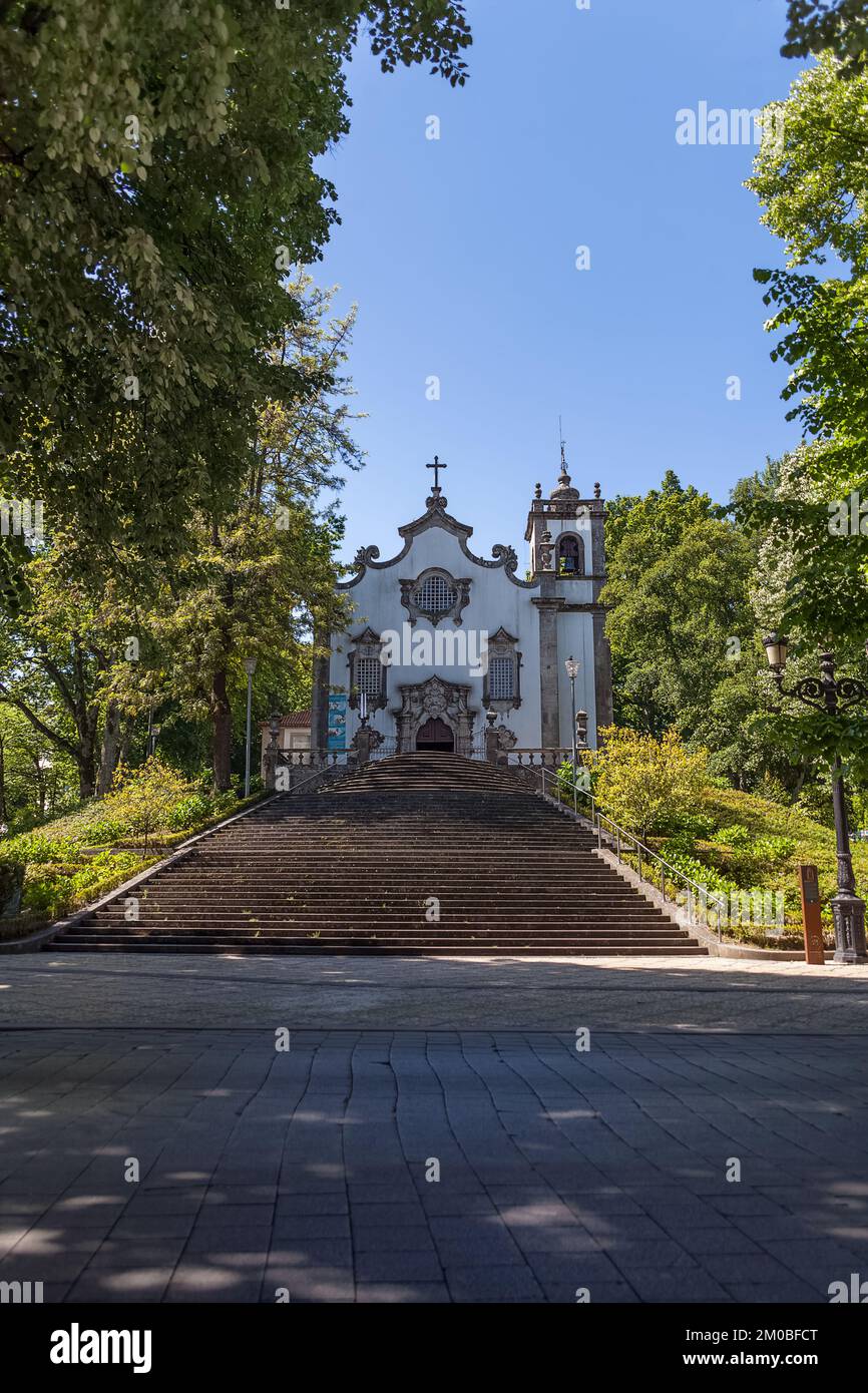 Viseu Portugal - 05/08/2021 : Vista sulla facciata principale della Chiesa della terza, o Terceiros de São Francisco chiesa, plaza da Republica, il Foto Stock