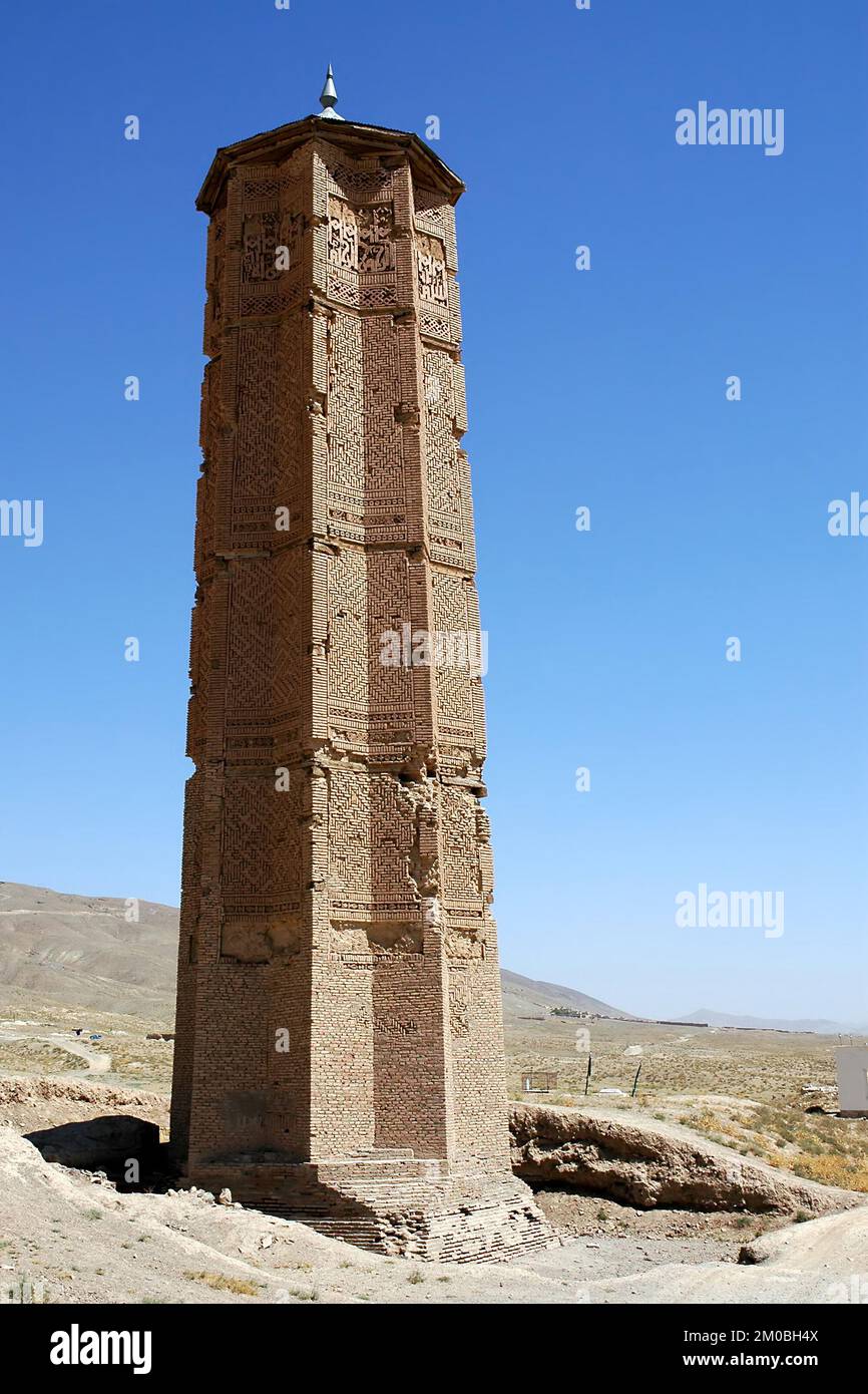 Uno dei due minareti antichi a Ghazni in Afghanistan. I minareti Ghazni sono decorati in modo elaborato con motivi geometrici. Foto Stock