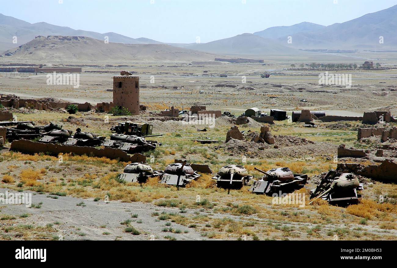 Carri armati distrutti e veicoli blindati abbandonati in un campo vicino Ghazni in Afghanistan. Foto Stock