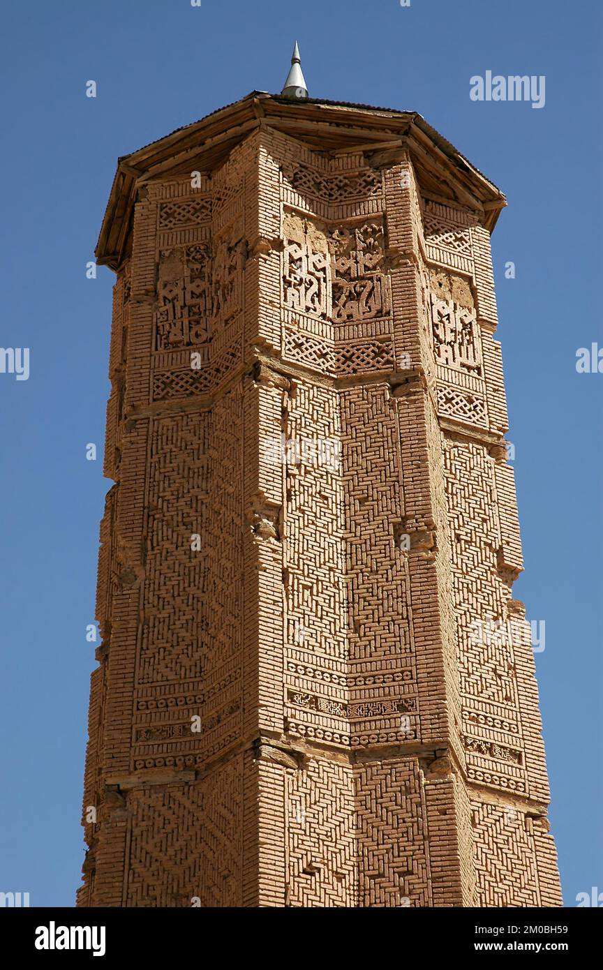 Particolare di uno dei minareti a Ghazni in Afghanistan. I minareti Ghazni sono decorati in modo elaborato con motivi geometrici. Foto Stock