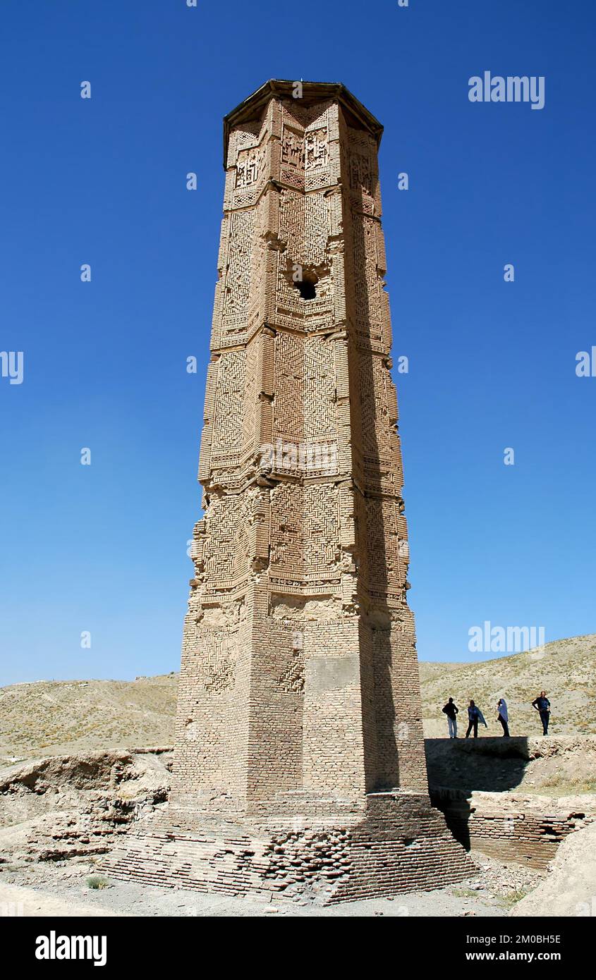 Uno dei due minareti antichi a Ghazni in Afghanistan. I minareti Ghazni sono decorati in modo elaborato con motivi geometrici. Foto Stock