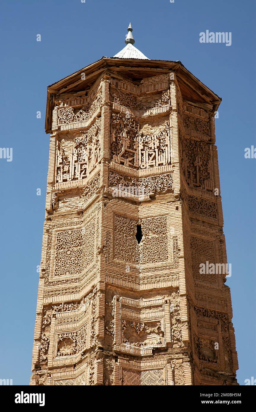 Particolare di uno dei minareti a Ghazni in Afghanistan. I minareti Ghazni sono decorati in modo elaborato con motivi geometrici. Foto Stock