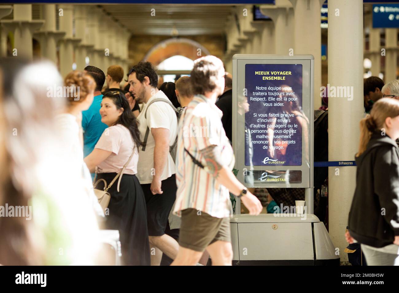 I viaggiatori passano davanti a un messaggio per i passeggeri visualizzato su una scheda elettrica presso la stazione di St Pancras nel centro di Londra. Foto Stock