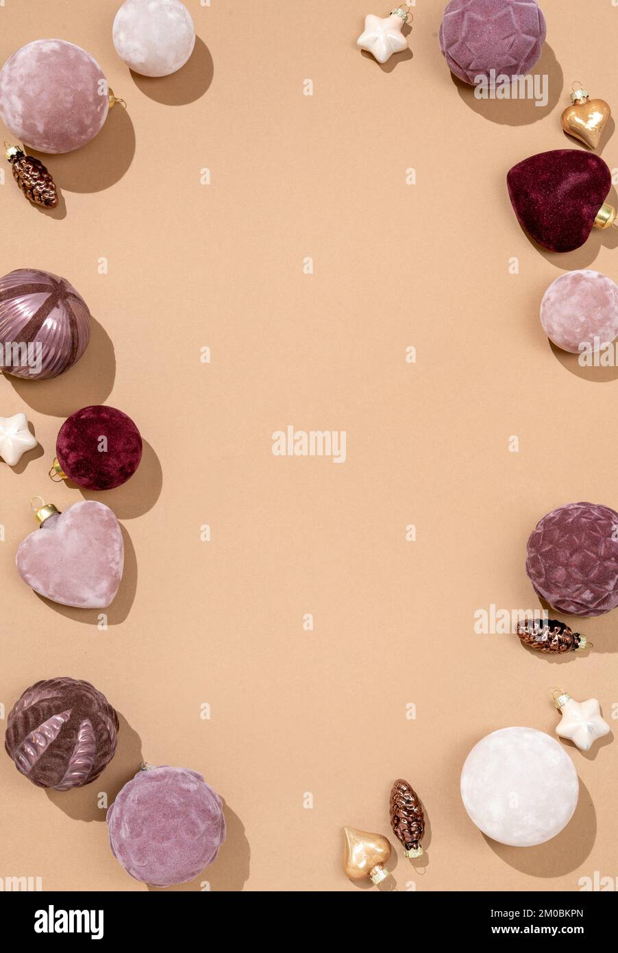 Giocattoli di Natale per abete su sfondo beige. Buon Natale e felice anno nuovo concetto. Copiare lo spazio per il testo. Vista dall'alto Foto Stock