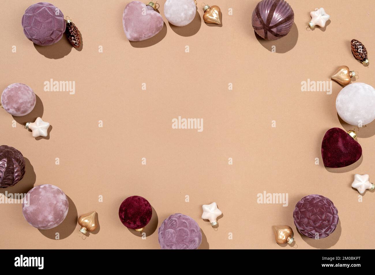 Giocattoli di Natale per abete su sfondo beige. Buon Natale e felice anno nuovo concetto. Copiare lo spazio per il testo. Vista dall'alto Foto Stock