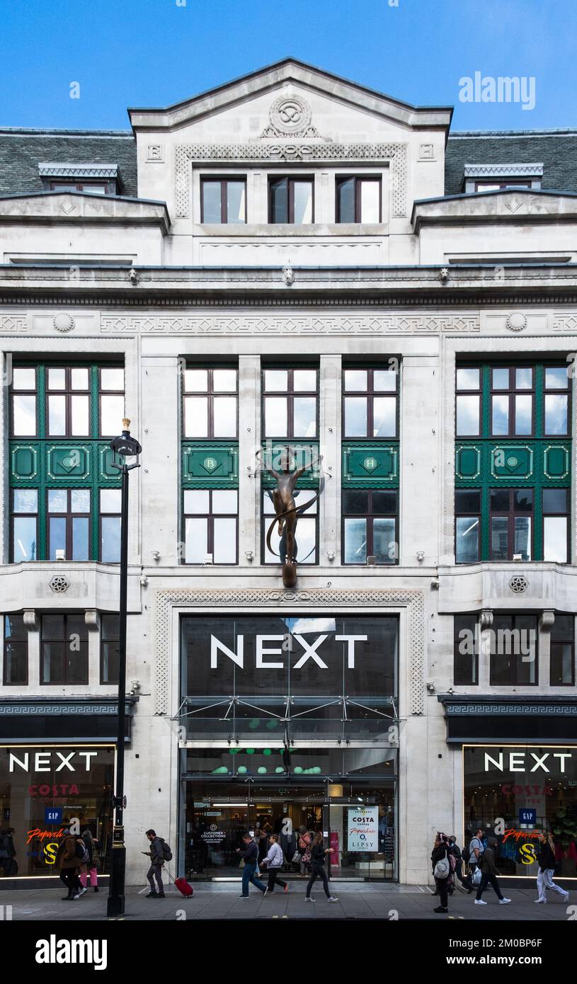Londra, Inghilterra, settembre 2022, pedoni che passano accanto al Next Building in Oxford Street Foto Stock