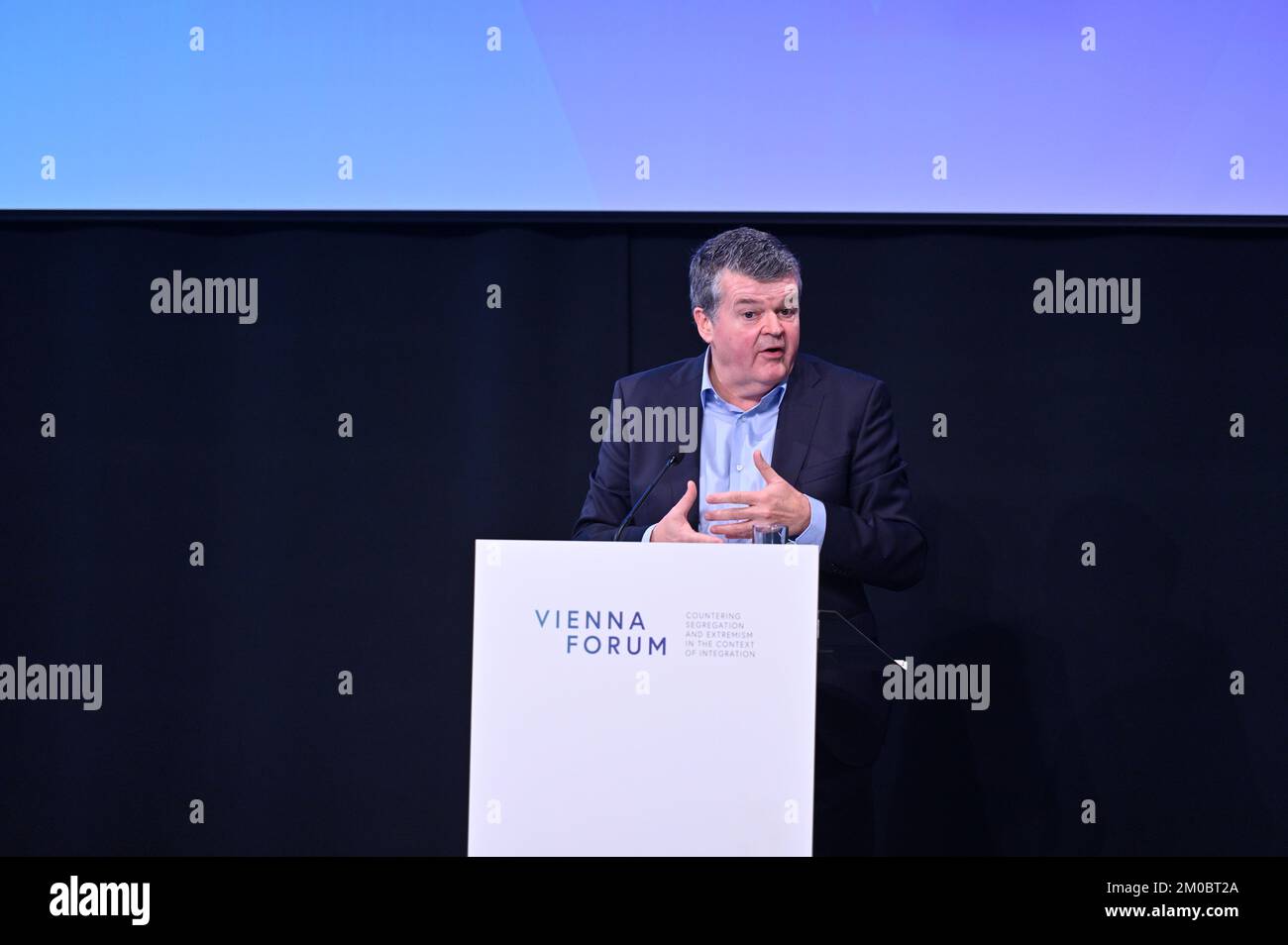 Vienna, Austria. 5th Dec, 2022. Forum di Vienna sulla lotta contro la segregazione e l'estremismo nel contesto dell'integrazione" a Ovalhalle nel quartiere dei musei con Bart Somers, Vice primo ministro del governo fiammingo e Ministro fiammingo della coesistenza e della pubblica amministrazione in Belgio Foto Stock