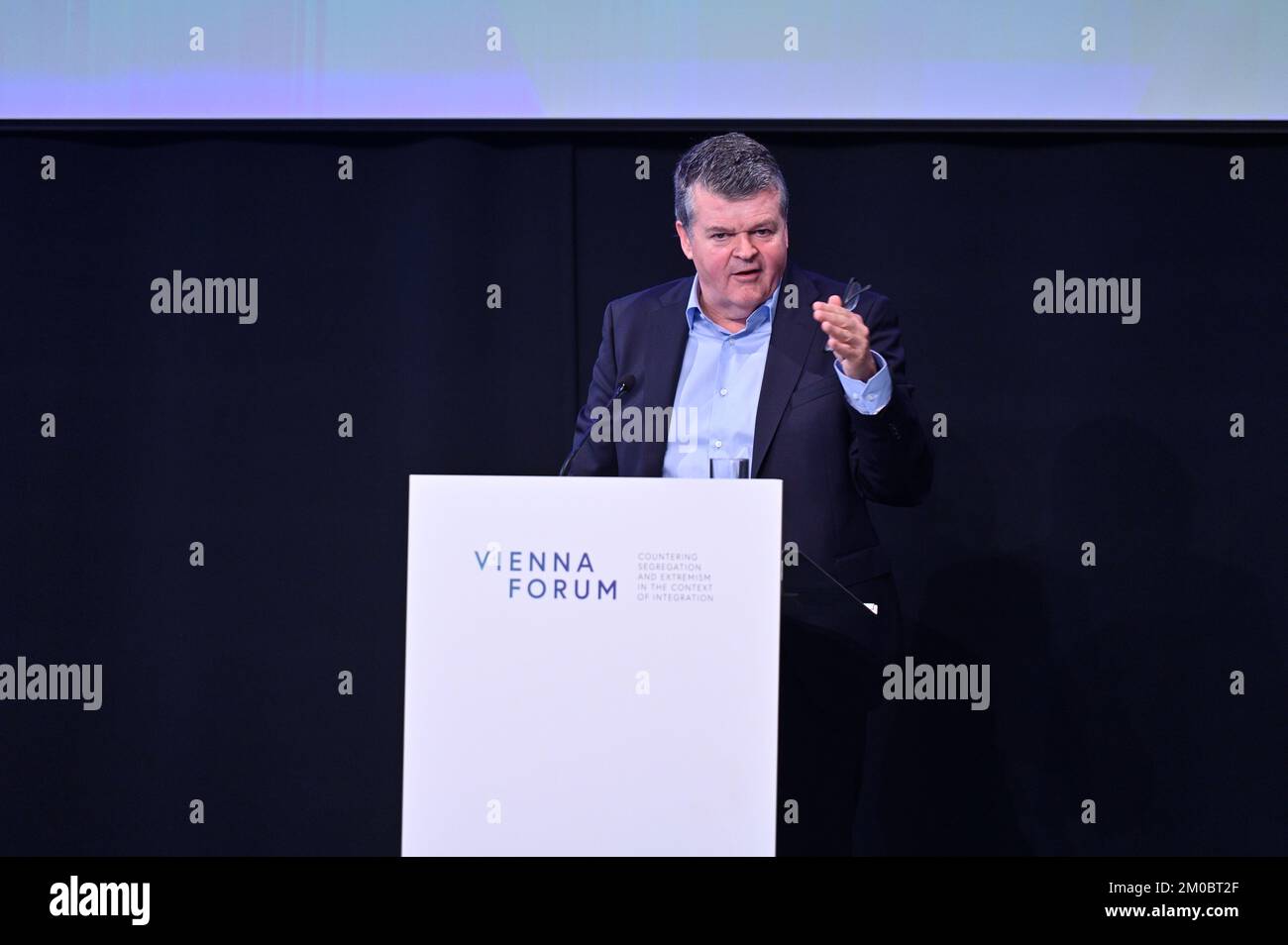 Vienna, Austria. 5th Dec, 2022. Forum di Vienna sulla lotta contro la segregazione e l'estremismo nel contesto dell'integrazione" a Ovalhalle nel quartiere dei musei con Bart Somers, Vice primo ministro del governo fiammingo e Ministro fiammingo della coesistenza e della pubblica amministrazione in Belgio Foto Stock
