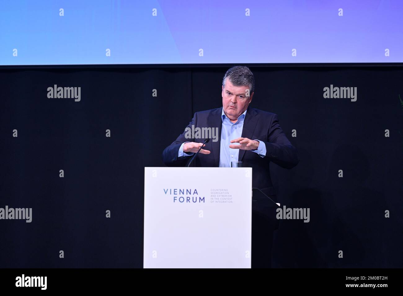 Vienna, Austria. 5th Dec, 2022. Forum di Vienna sulla lotta contro la segregazione e l'estremismo nel contesto dell'integrazione" a Ovalhalle nel quartiere dei musei con Bart Somers, Vice primo ministro del governo fiammingo e Ministro fiammingo della coesistenza e della pubblica amministrazione in Belgio Foto Stock