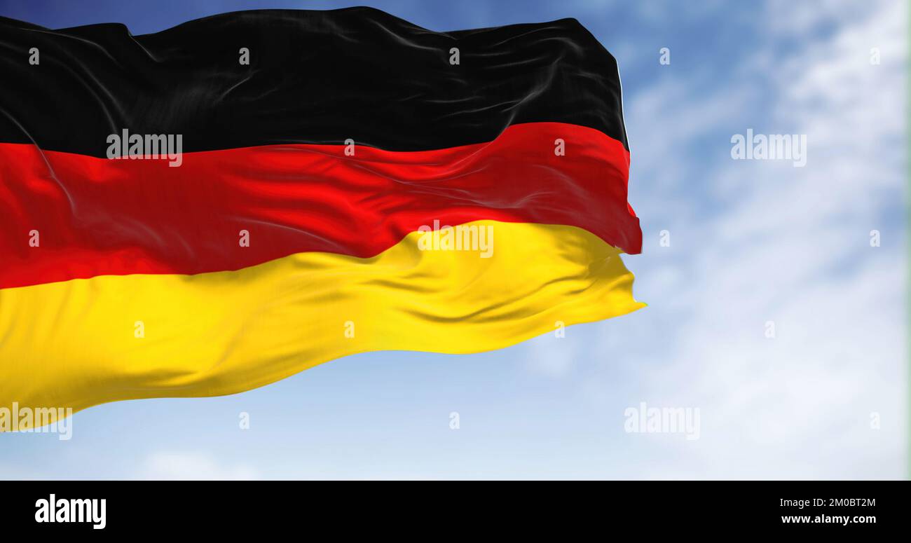 La bandiera nazionale tedesca sventola nel vento in una giornata limpida. La Repubblica federale di Germania è un paese dell'Europa centrale. Messa a fuoco selettiva. 3d illustrat Foto Stock