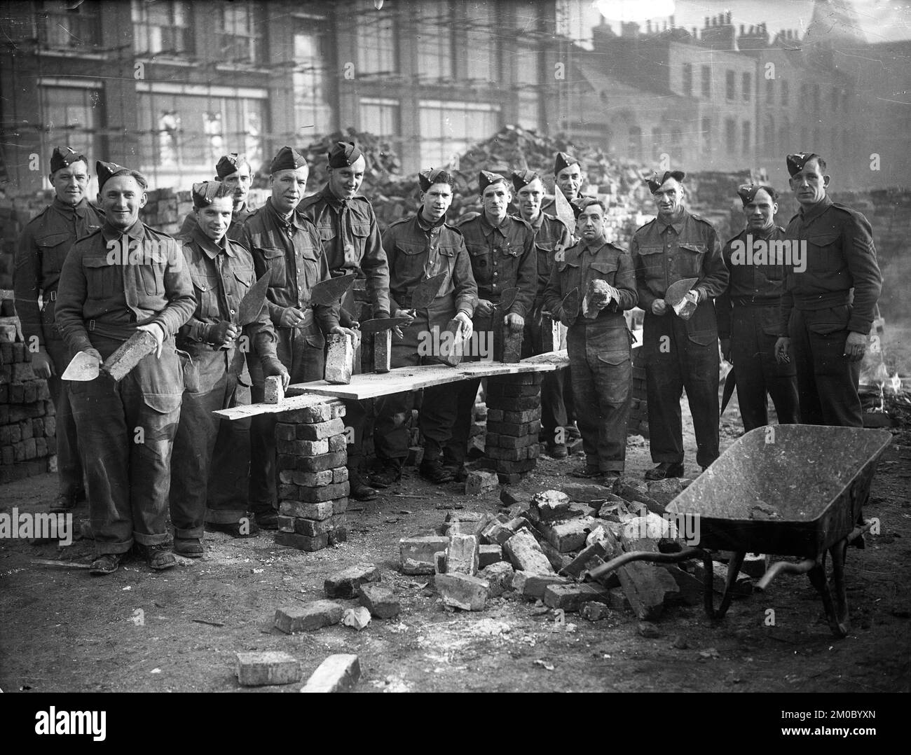 I membri della Guardia domestica riparano danni alla bomba a Londra 1943 Foto Stock