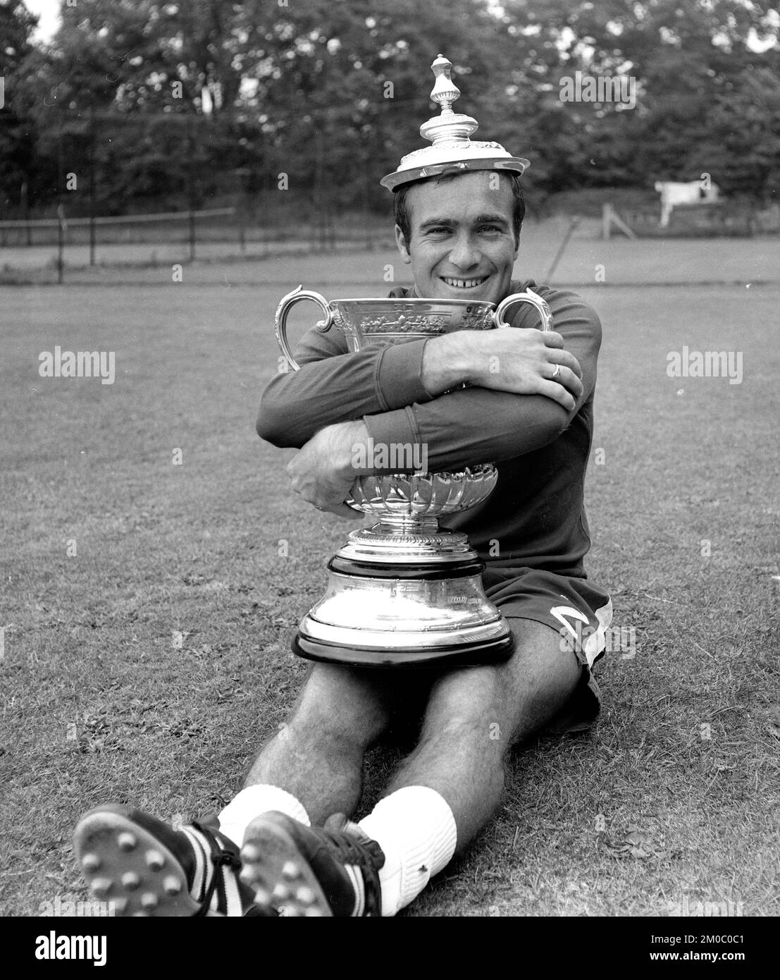 Il calciatore di Chelsea Ron Harris con la fa Cup 1970 agosto Foto Stock