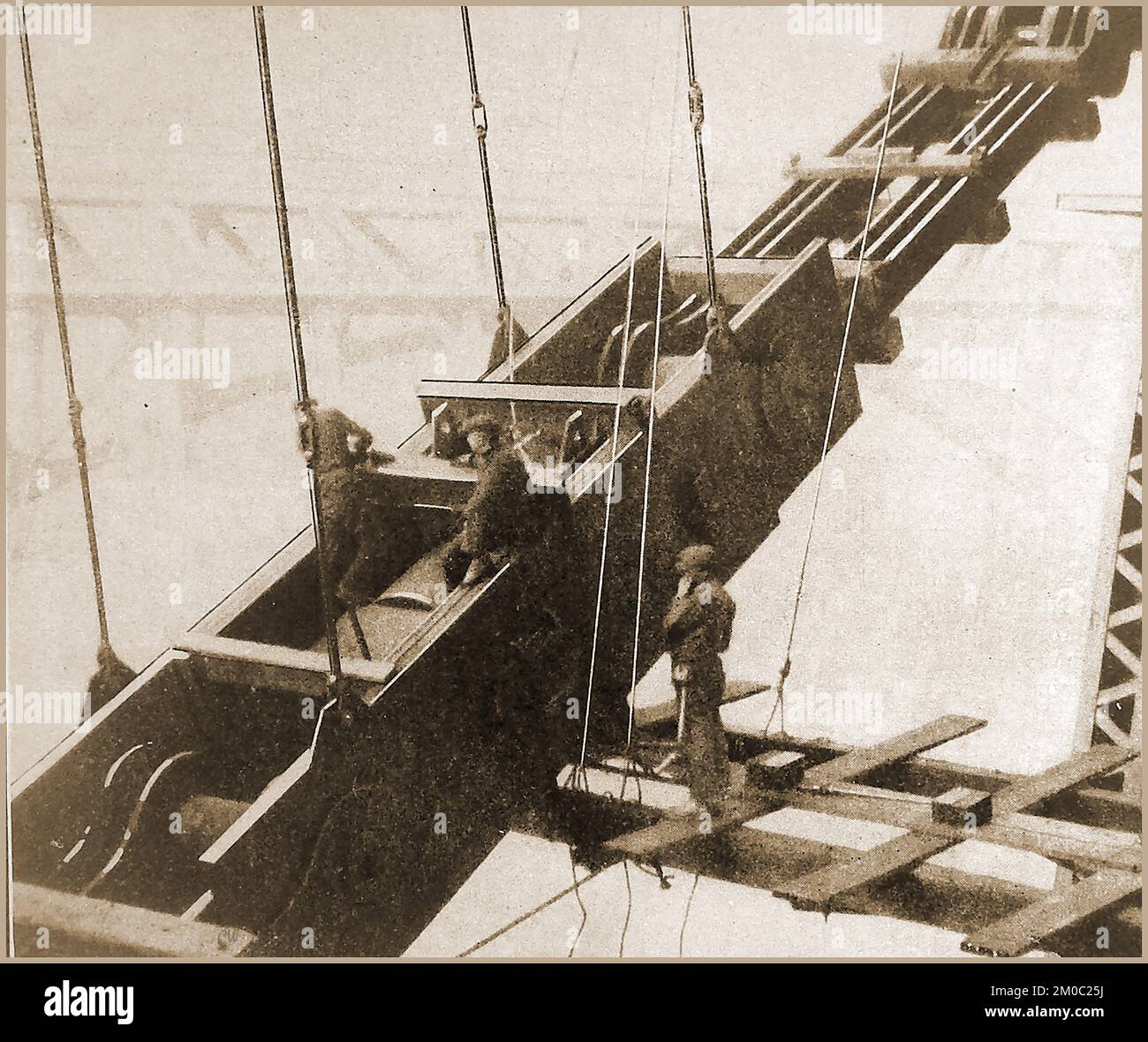 Una prima foto dei lavoratori in piedi su un sacco di sosta durante la costruzione del ponte Niagara Gorge. Foto Stock