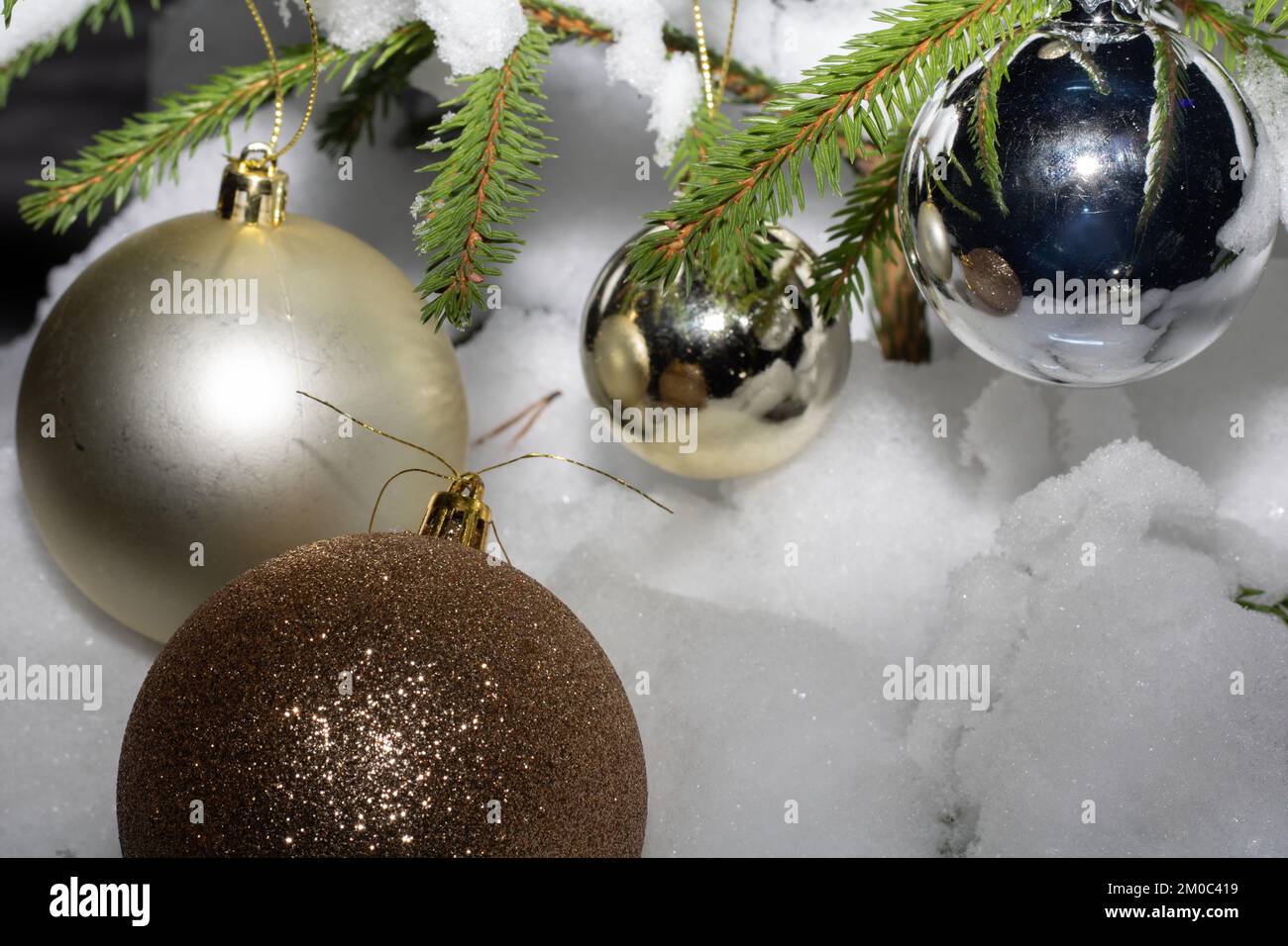 Foto albero di Natale giocattoli appesi su un ramo nel bosco fotografato con un flash Foto Stock
