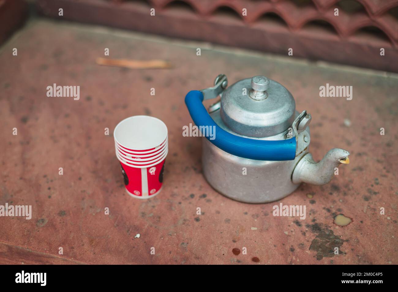 Tè indiano Masala chai spezia con bollitore, samosa e spezie su sfondo scuro. caffè, bar, ristorante, concetto di hotel. Foto Stock