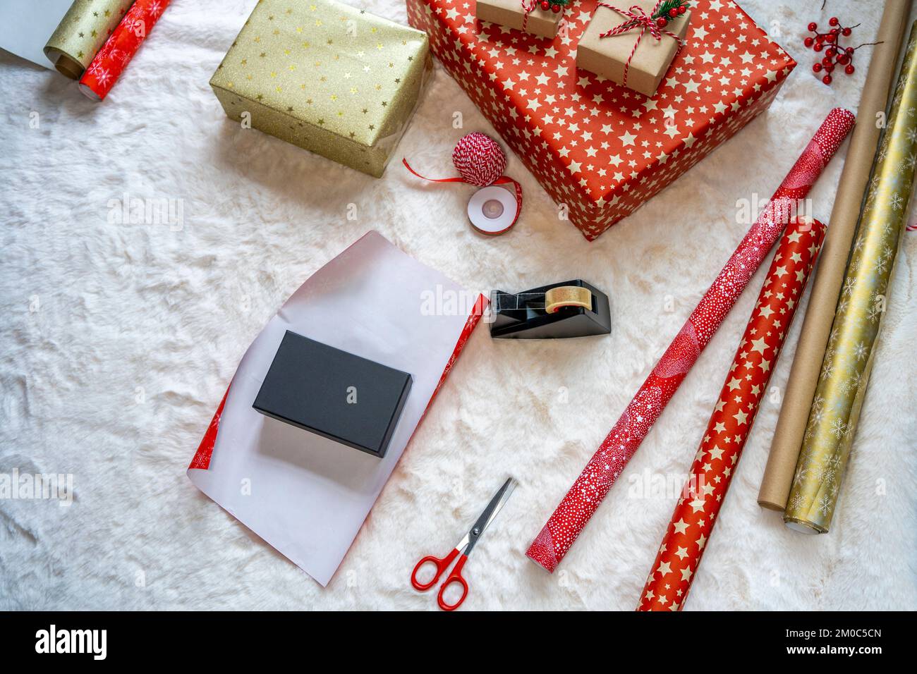 materiali per l'imballaggio di pacchetti regalo di natale Foto Stock